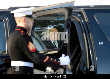 Washington DC, Stati Uniti d'America. 16 marzo 2017. Il Presidente degli Stati Uniti, Trump accoglie con favore il primo ministro (Taoiseach) Enda Kenny di Irlanda e sua moglie Fionnuala Kenny sul portico sud della Casa Bianca di Washington il 16 marzo 2017. Credito: Olivier Douliery/Piscina via CNP /MediaPunch/Alamy Live News Foto Stock