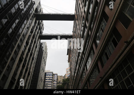 Chongqin, Chongqin, Cina. 16 Mar, 2017. Chongqing Cina-marzo 16 2017: (solo uso editoriale. Cina OUT).due 68-metro-tall sovrappassi collegare un edificio con un quadrato nel sud-ovest della Cina di Chongqing. Chongqing, conosciuta anche come la città di montagna, è costruito su uno sfondo di colline e di acqua, caratterizzato dal fatto di zig-zagging strade e case di sovrapposizione. Credito: SIPA Asia/ZUMA filo/Alamy Live News Foto Stock