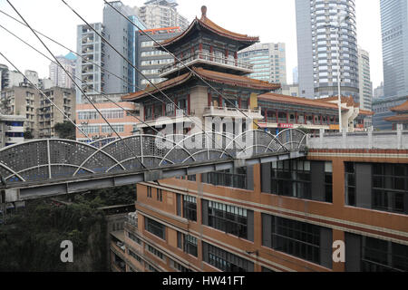 Chongqin, Chongqin, Cina. 16 Mar, 2017. Chongqing Cina-marzo 16 2017: (solo uso editoriale. Cina OUT).due 68-metro-tall sovrappassi collegare un edificio con un quadrato nel sud-ovest della Cina di Chongqing. Chongqing, conosciuta anche come la città di montagna, è costruito su uno sfondo di colline e di acqua, caratterizzato dal fatto di zig-zagging strade e case di sovrapposizione. Credito: SIPA Asia/ZUMA filo/Alamy Live News Foto Stock