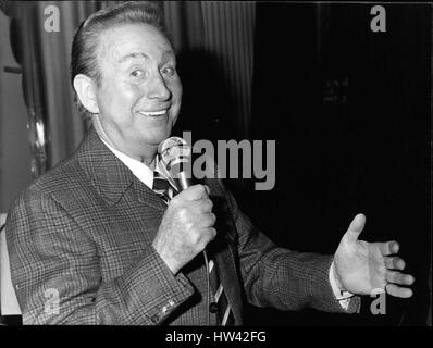 Apr. 05, 1975 - Charles Trenet esecuzione presso l'Olympia (credito Immagine: © Keystone Press Agency/Keystone USA via ZUMAPRESS.com) Foto Stock