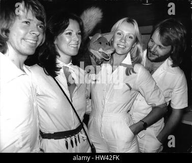 Nov. 11, 1976 - Il successo per il gruppo ''Abba'' sono a Londra per promuovere il loro ultimo album ''Arrivo'': il successo pop svedese Abba gruppo (chi ha vinto il concorso Eurovisione con ''Waterloo'') e da allora hanno venduto quasi trenta milioni di singoli e un numero impressionante di dodici milioni di LP, sono attualmente a Londra per promuovere il loro nuovo album ''Arrivo'' è stata rilasciata nella giornata di venerdì con un anticipo senza precedenti delle vendite di più di 300.000. La foto mostra il pop svedese Abba gruppo (L a R) Bjorn, Frieda, Anna e Benny, sono accolti dalla spazzola di basilico, il burattino TV a bordo del Mayflower giardino quando essi t Foto Stock