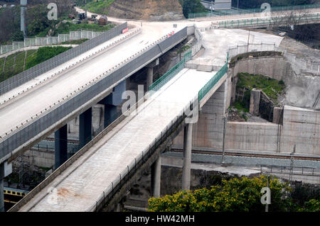 Chongqin, Chongqin, Cina. 16 Mar, 2017. Una strana cavalcavia nel sud-ovest della Cina di Chongqing. Chongqing, conosciuta anche come la città di montagna, è costruito su uno sfondo di colline e di acqua, caratterizzato dal fatto di zig-zagging strade e case di sovrapposizione. Credito: SIPA Asia/ZUMA filo/Alamy Live News Foto Stock