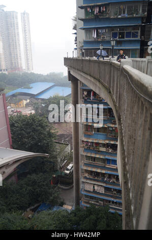 Chongqin, Chongqin, Cina. 16 Mar, 2017. Una strana cavalcavia nel sud-ovest della Cina di Chongqing. Chongqing, conosciuta anche come la città di montagna, è costruito su uno sfondo di colline e di acqua, caratterizzato dal fatto di zig-zagging strade e case di sovrapposizione. Credito: SIPA Asia/ZUMA filo/Alamy Live News Foto Stock