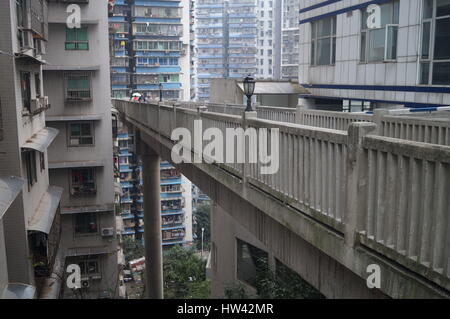 Chongqin, Chongqin, Cina. 16 Mar, 2017. Una strana cavalcavia nel sud-ovest della Cina di Chongqing. Chongqing, conosciuta anche come la città di montagna, è costruito su uno sfondo di colline e di acqua, caratterizzato dal fatto di zig-zagging strade e case di sovrapposizione. Credito: SIPA Asia/ZUMA filo/Alamy Live News Foto Stock