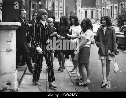 Giugno 06, 1967 - Brian Jones dei Rolling Stones' facce carica di farmaco a West London Court: Brian Jones. l'25-anno-vecchio chitarrista con il ''Rolling Stones" gruppo pop e il Principe Stanislas Klossowski De Rowla, barone de Watteville, apparso insieme a cariche di farmaco presso la West London Corte oggi. Hanno deciso di andare per la versione di prova mostra fotografica di Brian Jones visto dopo l' audizione a Londra oggi guardato da alcuni mini-costeggiava le ragazze. (Credito Immagine: © Keystone Press Agency/Keystone USA via ZUMAPRESS.com) Foto Stock