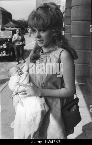 Agosto 08, 1967 - Beatles Ringo Starr moglie lascia Ospedale con il suo neonato figlio: Maureen, il 21-anno-vecchio moglie di Beatles Ringo Starr, sinistra Queen Charlotte's Hospital di oggi con il suo neonato figlio Jason. Padre Ringo con il resto del gruppo Beatle sta trascorrendo il week-end come ospite di Maharishi Mahesh Yogi, il leader del mondo esperto di meditazione trascendentale a Banger in Galles. La foto mostra la sig.ra Maureen Starr raffigurata con il bambino Jason ha lasciato l'ospedale di oggi. (Credito Immagine: © Keystone Press Agency/Keystone USA via ZUMAPRESS.com) Foto Stock