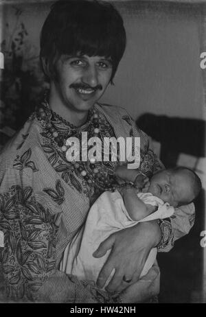 Agosto 08, 1967 - Prime foto dei Beatles Ringo Star con il suo nuovo bambino figlio Jason: mostra fotografica di Beatles Ringo Starr nella foto con il suo nuovo bambino figlio Jason in Queen Charlotte's Hospital. (Credito Immagine: © Keystone Press Agency/Keystone USA via ZUMAPRESS.com) Foto Stock