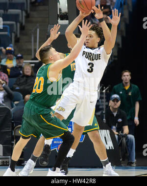 Milwaukee, Wisconsin, Stati Uniti d'America. 16 Mar, 2017. La Purdue Carsen Edwards cerca di passare la palla durante il primo turno di gioco al torneo del NCAA tra il Vermont Catamounts e la Purdue Boilermakers a Milwaukee nel Wisconsin. Ricky Bassman/Cal Sport Media/Alamy Live News Foto Stock