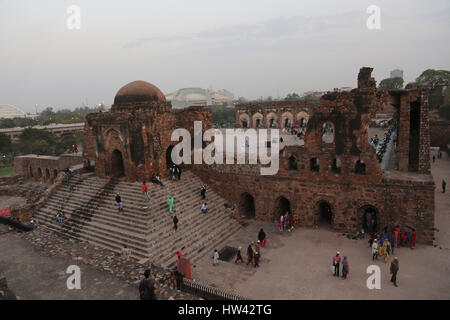 New Delhi, India. 16 Mar, 2017. Musulmani indiani visitare le rovine di Feroz Shah Kotla moschea a Nuova Delhi, in India, il 16 marzo 2017. Questa moschea è una delle più antiche moschee ancora in uso in India. Credito: Javed Dar/Xinhua/Alamy Live News Foto Stock