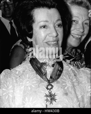 Lug. 20, 1971 - la cantante lirica Lily Pons ha ricevuto la croce dell'Ordine Nazionale del Merito ieri durante un ricevimento che si è tenuto presso l'Hotel Matignon. Jacques Chaban-Delmas presentato il premio. (Credito Immagine: © Keystone Press Agency/Keystone USA via ZUMAPRESS.com) Foto Stock