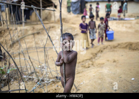 7 marzo 2017 - Cox's Bazar, Chittagong, Bangladesh - Un Rohingya bambino soffre di malnutrizione a Kutupalong Refugee Camp, Cox's Bazar, Bangladesh. Credito: Probal Rashid/ZUMA filo/Alamy Live News Foto Stock