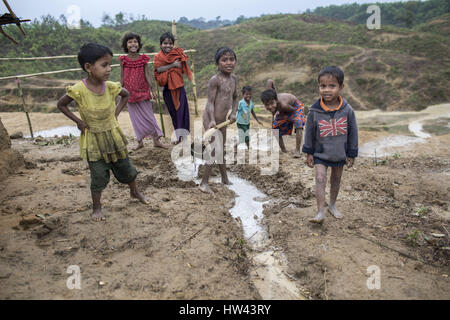 6 marzo 2017 - Cox's Bazar, Chittagong, Bangladesh - Rohingya i bambini rifugiati stand in Kutupalong Refugee Camp su Marzo 06, 2017, Cox's Bazar, Bangladesh. (Credito Immagine: © Probal Rashid via ZUMA filo) Foto Stock