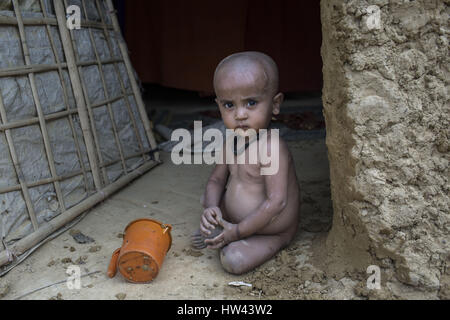 6 marzo 2017 - Cox's Bazar, Chittagong, Bangladesh - Un Rohingya bambino soffre di malnutrizione a Kutupalong Refugee Camp, Cox's Bazar, Bangladesh. (Credito Immagine: © Probal Rashid via ZUMA filo) Foto Stock