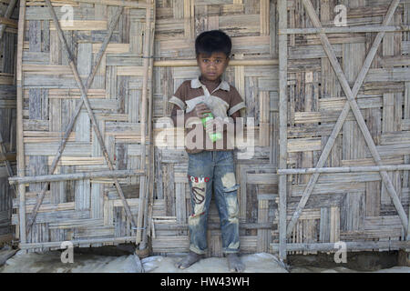 6 marzo 2017 - Cox's Bazar, Chittagong, Bangladesh - Un Rohingya bambino soffre di malnutrizione a Kutupalong Refugee Camp, Cox's Bazar, Bangladesh. (Credito Immagine: © Probal Rashid via ZUMA filo) Foto Stock