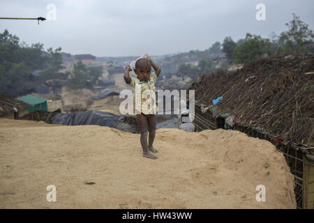 6 marzo 2017 - Cox's Bazar, Chittagong, Bangladesh - Un Rohingya bambino soffre di malnutrizione a Kutupalong Refugee Camp, Cox's Bazar, Bangladesh. (Credito Immagine: © Probal Rashid via ZUMA filo) Foto Stock