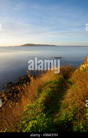 Il castello di Sandsfoot, Weymouth Dorset, Regno Unito. Il 17 marzo 2017. Castello Cove e Portland Harbour sulla spettacolare e vibrante sunrise sulla costa sud. © Dan Tucker/Alamy Live News Foto Stock