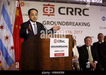 Chicago, Stati Uniti d'America. 16 marzo 2017. In Cina il materiale rotabile ferroviario Corporation (CRRC) Corporation Ltd. Vice Presidente Sun Yongcai parla durante una massa-cerimonia di rottura per un vagone ferroviario impianto di assemblaggio in Chicago, Stati Uniti, 16 marzo 2017. Come investitore, CRRC Sifang America hanno tenuto un innovativo per la cerimonia di un vagone ferroviario impianto di assemblaggio in Chicago il lato sud-est del giovedì. Credito: Xinhua/Alamy Live News Foto Stock