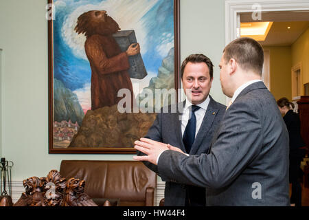 Tallinn, Estonia. Xvii Mar, 2017. Estone di primo ministro Juri Ratas (L) della chat con il Primo ministro lussemburghese Xavier Bettel (R) prima del loro incontro. Bettel è su un giorno di visita in Estonia. Foto/Nicolas/Bouvy Alamy Live News Credito: Nicolas/Bouvy Alamy Live News Foto Stock