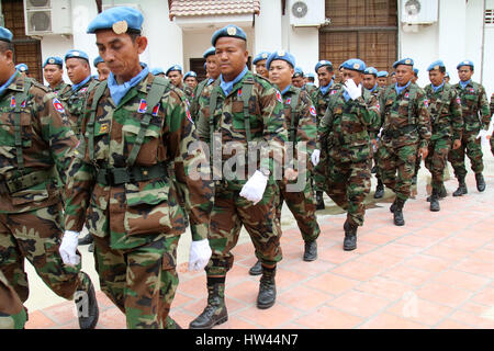 Phnom Penh Cambogia. Xvii Mar, 2017. Le truppe cambogiane assistere ad una cerimonia di congedo in Phnom Penh Cambogia, il 17 marzo 2017. Cambogia invierà il quarto lotto di i suoi soldati della pace per la guerra-strappata West nazione africana del Mali il mese prossimo per sostituire la terza squadra di cui un anno di missione giunge al termine, funzionari detto venerdì. Credito: Sovannara/Xinhua/Alamy Live News Foto Stock