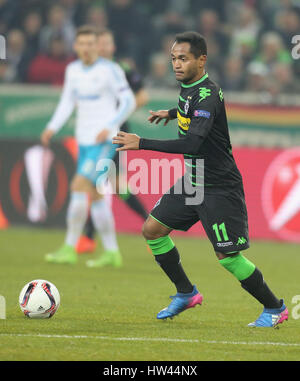 Gladbach, Deutschland. 16 Mar, 2017. Gladbach, Germania Marzo 16, 2017, Europa League di roand 16, seconda gamba, Borussia Moenchengladbach vs FC Schalke 04: Raffael (Moenchengladbach) controlla la sfera. Credito: Juergen schwarz/Alamy Live News Foto Stock