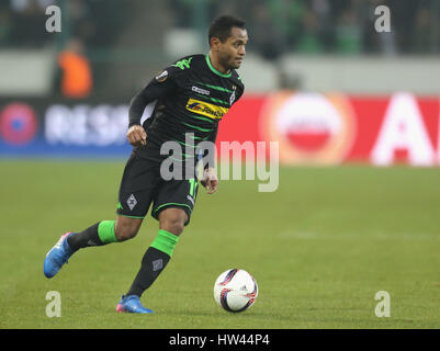 Gladbach, Deutschland. 16 Mar, 2017. Gladbach, Germania Marzo 16, 2017, Europa League di roand 16, seconda gamba, Borussia Moenchengladbach vs FC Schalke 04: Raffael (Moenchengladbach) controlla la sfera. Credito: Juergen schwarz/Alamy Live News Foto Stock