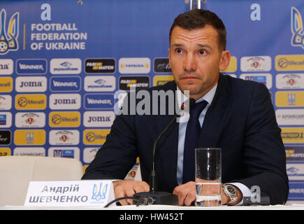 Kiev, Ucraina. Il 17 marzo 2017. Conferenza stampa di testa ucraino coach Andriy Shevchenko JOMA durante la presentazione delle nuove maglie della squadra nazionale di calcio di Ucraina presso Olympic Stadium di Kiev, Ucraina. Credito: Oleksandr Prykhodko/Alamy Live News Foto Stock