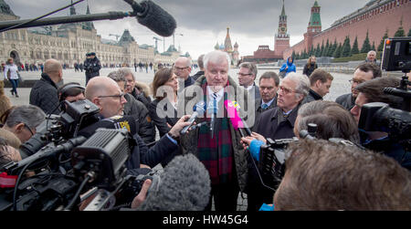 Mosca, Russia. Xvii Mar, 2017. Horst Seehofer (CSU), il premier dello stato tedesco della Baviera, parla con i giornalisti a Mosca, Russia, 17 marzo 2017. Il ministro è la conclusione di una visita di tre giorni nella capitale russa. Foto: Peter Kneffel/dpa/Alamy Live News Foto Stock