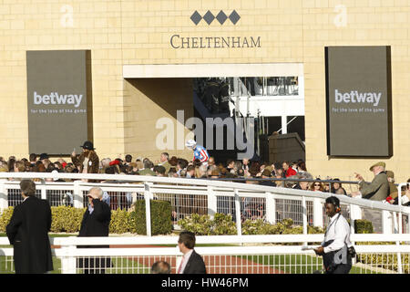 Cheltenham, Regno Unito. Xv Mar, 2017. 15.03.2017 - Cheltenham; presentazione dei vincitori con Noel Fehily dopo aver vinto il Betway Regina Madre Campione Inseguimento grado 1 con speciali Tiara a Cheltenham-Racecourse, Gran Bretagna. Credito: dpa picture alliance/Alamy Live News Foto Stock