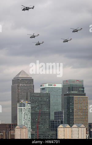 Londra, Regno Unito. Il 17 marzo 2017. Mk8 Lynx elicotteri volare su Canary Wharf business park edifici durante un addio flypast segnando il loro smantellamento ufficiale dopo 41 anni di funzionamento. Credito: Guy Corbishley/Alamy Live News Foto Stock