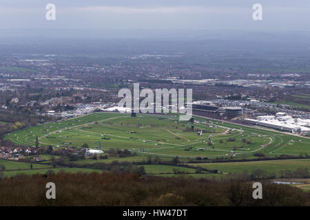 Cheltenham, Regno Unito. Xvii Mar, 2017. Vista aerea di Cheltenham racecourse sulla Gold Cup giorno Credito: Mike Sud/Alamy Live News Foto Stock