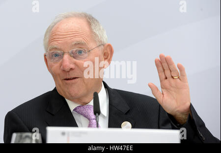 Baden-Baden, Germania. Xvii Mar, 2017. Il ministro delle finanze tedesco Wolfgang Schaeuble parla al G20 di vertice finanziario a Baden-Baden, Germania, 17 marzo 2017. Foto: Franziska Kraufmann/dpa/Alamy Live News Foto Stock