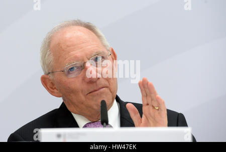 Baden-Baden, Germania. Xvii Mar, 2017. Il ministro delle finanze tedesco Wolfgang Schaeuble parla al G20 di vertice finanziario a Baden-Baden, Germania, 17 marzo 2017. Foto: Franziska Kraufmann/dpa/Alamy Live News Foto Stock