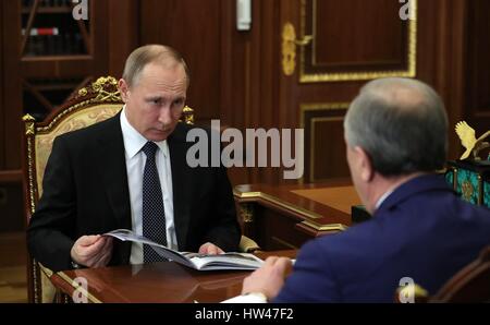 Mosca, Russia. Xvii Mar, 2017. Il presidente russo Vladimir Putin tiene un incontro con il Governatore della Regione di Saratov Valery Radayev presso il Cremlino Marzo 17, 2017 a Mosca, in Russia. Credito: Planetpix/Alamy Live News Foto Stock