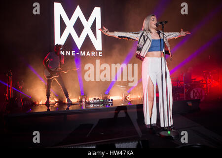 Torino, Italia. 16 Mar, 2017. Il cantante inglese-cantautore Anne-Marie Nicholson professionalmente noti come ANNE-MARIE suona dal vivo sul palco PalaAlpitour apertura della mostra di Ed Sheeran Credito: Rodolfo Sassano/Alamy Live News Foto Stock