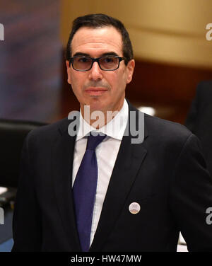 Baden-Baden, Germania. Xvii Mar, 2017. Noi il ministro delle finanze Steve Mnuchin (R) arrivesat G20 vertice finanziario a Baden-Baden, Germania, 17 marzo 2017. Foto: Uwe Anspach/dpa/Alamy Live News Foto Stock