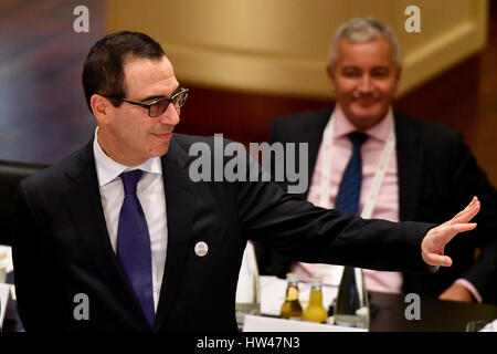 Baden-Baden, Germania. Xvii Mar, 2017. Noi il ministro delle finanze Steve Mnuchin (R) arriva al G20 di vertice finanziario a Baden-Baden, Germania, 17 marzo 2017. Foto: Uwe Anspach/dpa/Alamy Live News Foto Stock
