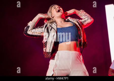 Torino, Italia. 16 Mar, 2017. Il cantante inglese-cantautore Anne-Marie Nicholson professionalmente noti come ANNE-MARIE suona dal vivo sul palco PalaAlpitour apertura della mostra di Ed Sheeran Credito: Rodolfo Sassano/Alamy Live News Foto Stock