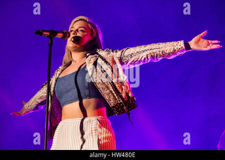 Torino, Italia. 16 Mar, 2017. Il cantante inglese-cantautore Anne-Marie Nicholson professionalmente noti come ANNE-MARIE suona dal vivo sul palco PalaAlpitour apertura della mostra di Ed Sheeran Credito: Rodolfo Sassano/Alamy Live News Foto Stock