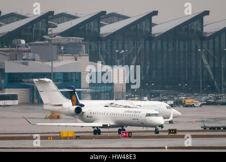 Gdansk, Polonia. Xvii Mar, 2017. Lufthansa Regional aeromobili Bombardier CRJ 900 è visto nel giorno di pioggia il 17 marzo 2017 in Aeroporto Lech Walesa di Danzica, Polonia Credito: Wojciech Strozyk/Alamy Live News Foto Stock