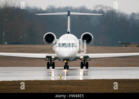 Gdansk, Polonia. Xvii Mar, 2017. Lufthansa Regional aeromobili Bombardier CRJ 900 è visto nel giorno di pioggia il 17 marzo 2017 in Aeroporto Lech Walesa di Danzica, Polonia Credito: Wojciech Strozyk/Alamy Live News Foto Stock