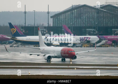 Gdansk, Polonia. Xvii Mar, 2017. Compagnia aerea a basso costo Norwegian Air Lines aeromobili Boeing 737 8JP è visto nel giorno di pioggia il 17 marzo 2017 in Aeroporto Lech Walesa di Danzica, Polonia Credito: Wojciech Strozyk/Alamy Live News Foto Stock