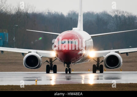 Gdansk, Polonia. Xvii Mar, 2017. Compagnia aerea a basso costo Norwegian Air Lines aeromobili Boeing 737 8JP è visto nel giorno di pioggia il 17 marzo 2017 in Aeroporto Lech Walesa di Danzica, Polonia Credito: Wojciech Strozyk/Alamy Live News Foto Stock