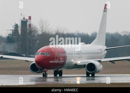 Gdansk, Polonia. Xvii Mar, 2017. Compagnia aerea a basso costo Norwegian Air Lines aeromobili Boeing 737 8JP è visto nel giorno di pioggia il 17 marzo 2017 in Aeroporto Lech Walesa di Danzica, Polonia Credito: Wojciech Strozyk/Alamy Live News Foto Stock