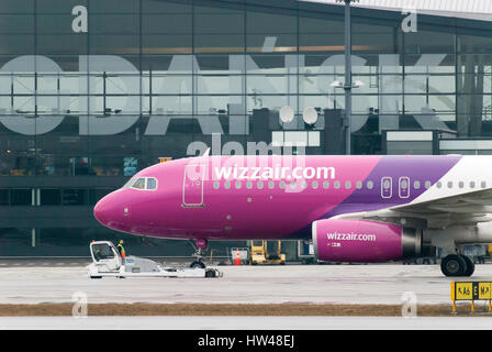 Gdansk, Polonia. Xvii Mar, 2017. Compagnia aerea a basso costo Wizz Air Hungary Ltd aeromobile Airbus A320 200 è visto nel giorno di pioggia il 17 marzo 2017 in Aeroporto Lech Walesa di Danzica, Polonia Credito: Wojciech Strozyk/Alamy Live News Foto Stock