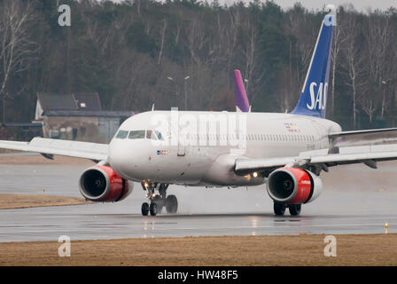 Gdansk, Polonia. Xvii Mar, 2017. SAS scandinavo gruppo aereo di linea Airbus A320 200 è visto nel giorno di pioggia il 17 marzo 2017 in Aeroporto Lech Walesa di Danzica, Polonia Credito: Wojciech Strozyk/Alamy Live News Foto Stock