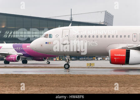 Gdansk, Polonia. Xvii Mar, 2017. SAS scandinavo gruppo aereo di linea Airbus A320 200 è visto nel giorno di pioggia il 17 marzo 2017 in Aeroporto Lech Walesa di Danzica, Polonia Credito: Wojciech Strozyk/Alamy Live News Foto Stock