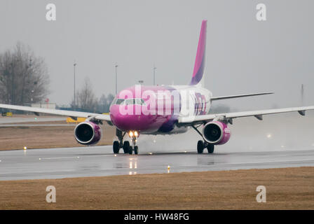 Gdansk, Polonia. Xvii Mar, 2017. Compagnia aerea a basso costo Wizz Air Hungary Ltd aeromobile Airbus A320 200 è visto nel giorno di pioggia il 17 marzo 2017 in Aeroporto Lech Walesa di Danzica, Polonia Credito: Wojciech Strozyk/Alamy Live News Foto Stock