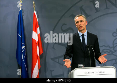 Il Segretario Generale della NATO Jens Stoltenberg parla nel corso di una conferenza stampa con il Primo Ministro danese Lars Lokke Rasmussen Stoltenberg durante la visita a Copenaghen in Danimarca il venerdì mart 17, 2017. Foto Stock