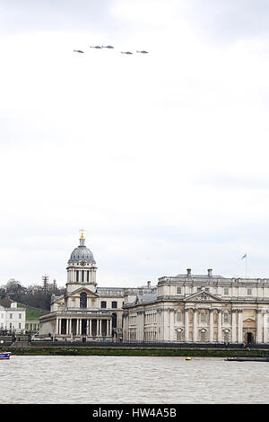 Londra, Regno Unito. Il 17 marzo 2017. Lynx addio flypast su Greenwich Royal Naval College di Londra. Royal Navy si congeda LYNX MK 8 elicotteri dopo 41 anni di servizio. Credito: SANDRA ROWSE/Alamy Live News Foto Stock