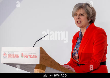 Londra, Regno Unito. Xvii Mar, 2017. Il Primo Ministro inglese Theresa Maggio parla al Partito Conservatore la conferenza di primavera a Cardiff, nel Galles, Gran Bretagna il 17 marzo 2017. Nicola lo storione il Partito nazionale scozzese (SNP) erano venerdì accusato dal Primo ministro britannico Theresa Maggio di utilizzando Brexit come un pretesto per ingegnerizzare un secondo referendum di indipendenza per la Scozia. Credito: Xinhua/Alamy Live News Foto Stock